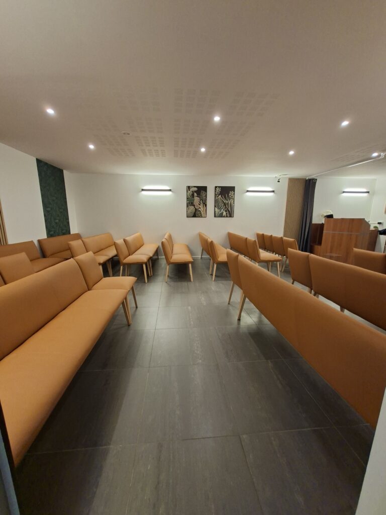 Salle de recueillement aussi appelée Salle Orange, Crématorium de Brest, 29200 dans le Finistère